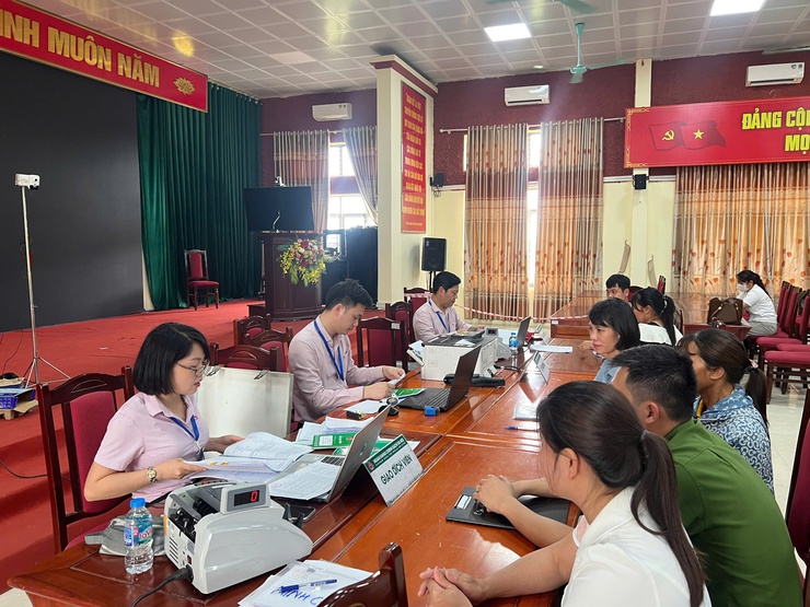 Ngân hàng Chính sách xã hội Ba Vì giải ngân khoản vay đầu tiên cho người sau cai nghiện ma tuý trên địa bàn xã Minh Châu- Ảnh 1.