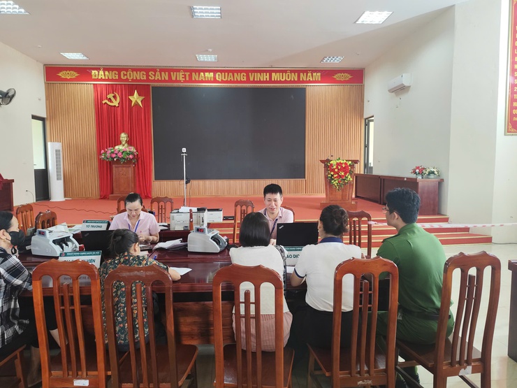 Ngân hàng Chính sách xã hội Ba Vì giải ngân khoản vay đầu tiên cho người sau cai nghiện ma tuý trên địa bàn xã Cổ Đô- Ảnh 1.