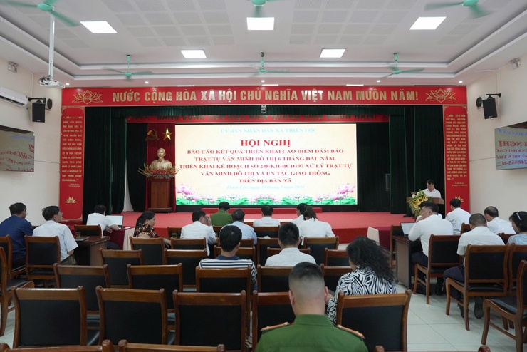 UBND xã Thiên Lộc tổ chức Hội nghị báo cáo kết quả triển khai cao điểm đảm bảo trật tự văn minh đô thị 6 tháng đầu năm; triển khai Kế hoạch xử lý trật tự văn minh đô thị và ùn tắc giao thông trên địa bàn xã.- Ảnh 1.
