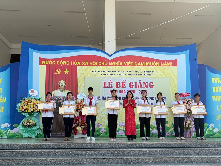 THCS Nguyên Khê tổ chức lễ bế giảng năm học 2025-2026 và chia tay học sinh khối 9- Ảnh 2.