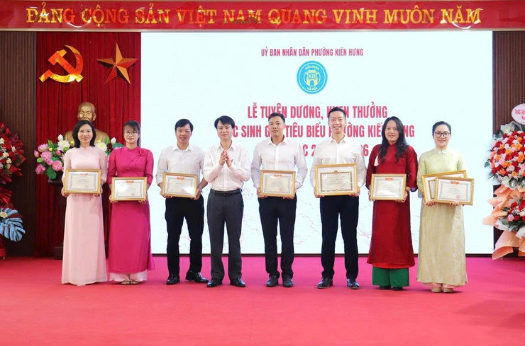 Phường Kiến Hưng tuyên dương 94 học sinh tiêu biểu- Ảnh 2.