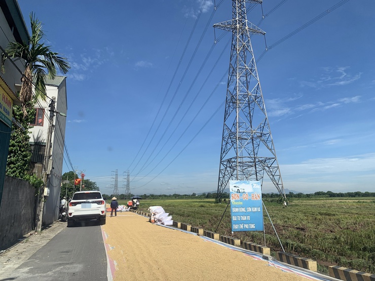 Tăng cường tuyên truyền, vận động Nhân dân không phơi thóc, nông sản trên lòng đường, vỉa hè gây mất an toàn giao thông- Ảnh 1.