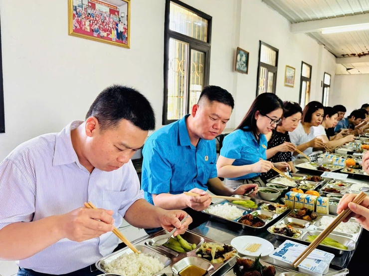 BỮA CƠM CÔNG ĐOÀN – LAN TỎA YÊU THƯƠNG, GẮN KẾT NGƯỜI LAO ĐỘNG- Ảnh 3.