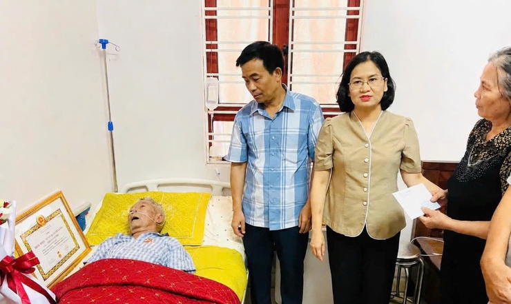 Phó Bí thư Thường trực Đảng ủy xã Nguyễn Thị Hường trao tặng Huy hiệu 55 năm tuổi Đảng sớm cho đảng viên cao tuổi, sức khỏe yếu- Ảnh 1.
