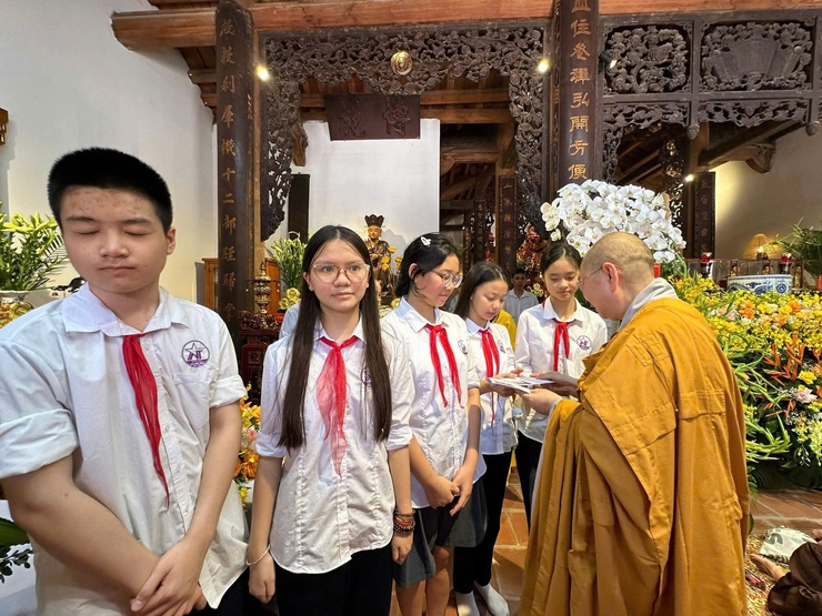 UB. MTTQ VIỆT NAM PHƯỜNG DỰ DẠI LỄ PHẬT ĐẢN VÀ TẶNG QUÀ CHO HỌC SINH CÓ HOÀN CẢNH KHÓ KHĂN TẠI CHÙA KIM SƠN- Ảnh 3.
