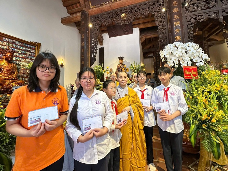 UB. MTTQ VIỆT NAM PHƯỜNG DỰ DẠI LỄ PHẬT ĐẢN VÀ TẶNG QUÀ CHO HỌC SINH CÓ HOÀN CẢNH KHÓ KHĂN TẠI CHÙA KIM SƠN- Ảnh 4.