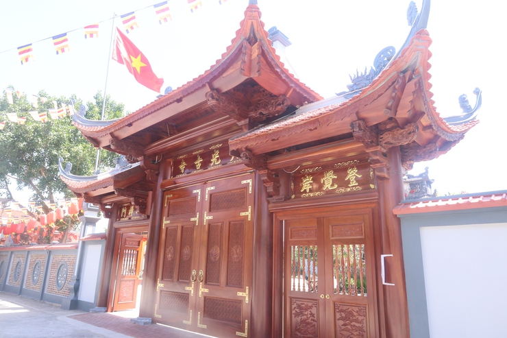 Đồng chí Tô Thị Nhàn – Bí thư Đảng ủy, Chủ tịch HĐND xã làm Trưởng đoàn đã đến thăm, chúc mừng và tặng quà tại Chùa Đại Quang- Ảnh 1.