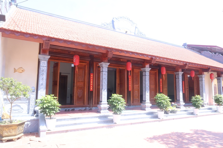 Đồng chí Tô Thị Nhàn – Bí thư Đảng ủy, Chủ tịch HĐND xã làm Trưởng đoàn đã đến thăm, chúc mừng và tặng quà tại Chùa Đại Quang- Ảnh 2.