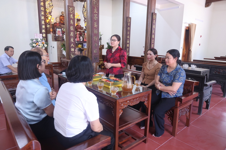 Đồng chí Tô Thị Nhàn – Bí thư Đảng ủy, Chủ tịch HĐND xã làm Trưởng đoàn đã đến thăm, chúc mừng và tặng quà tại Chùa Đại Quang- Ảnh 3.