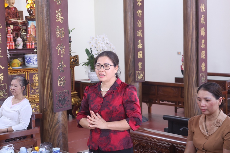 Đồng chí Tô Thị Nhàn – Bí thư Đảng ủy, Chủ tịch HĐND xã làm Trưởng đoàn đã đến thăm, chúc mừng và tặng quà tại Chùa Đại Quang- Ảnh 4.
