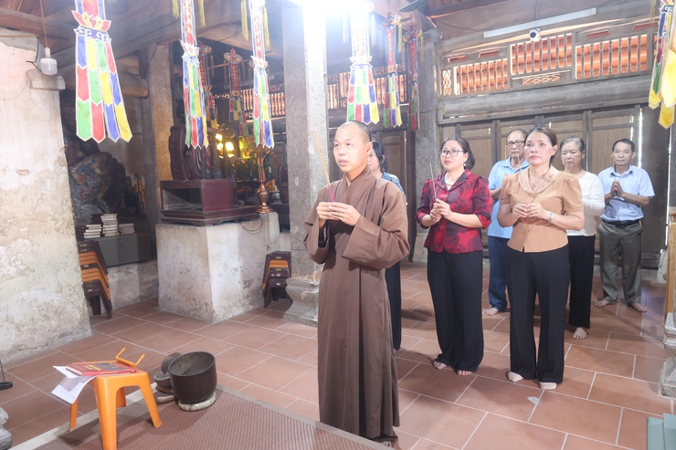Đồng chí Tô Thị Nhàn – Bí thư Đảng ủy, Chủ tịch HĐND xã làm Trưởng đoàn đã đến thăm, chúc mừng và tặng quà tại Chùa Đại Quang- Ảnh 5.