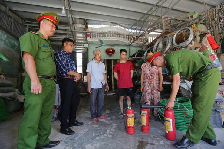 Xã Nam Phù tăng cường kiểm tra, nâng cao năng lực phòng cháy tại chỗ- Ảnh 1.