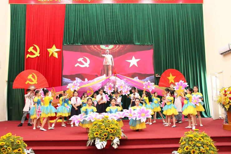 Xã Hòa Lạc tuyên dương khen thưởng, tặng quà thiếu nhi cho hơn 140 học sinh tiêu biểu năm học 2025 – 2026

- Ảnh 4.