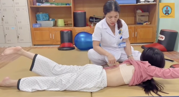 Bệnh viện Phục hồi chức năng Hà Nội khuyến cáo phát hiện sớm cong vẹo cột sống ở trẻ em- Ảnh 1.