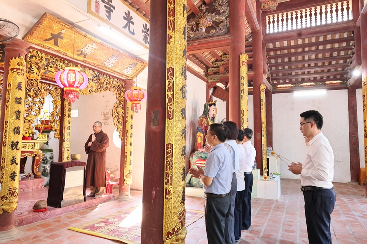 Đồng chí Bùi Mạnh Thắng, Phó Bí thư Đảng ủy, Chủ tịch UBND xã Quảng Bị thăm, chúc mừng các cơ sở Phật giáo nhân Đại lễ Phật đản Phật lịch 2570 - Dương lịch 2026- Ảnh 3.