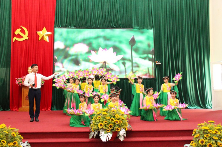 Xã Hòa Lạc tuyên dương khen thưởng, tặng quà thiếu nhi cho hơn 140 học sinh tiêu biểu năm học 2025 – 2026

- Ảnh 5.