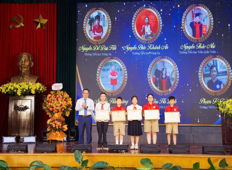 Lễ tuyên dương học sinh giỏi tiêu biểu phường Hoàn Kiếm năm học 2025-2026- Ảnh 3.