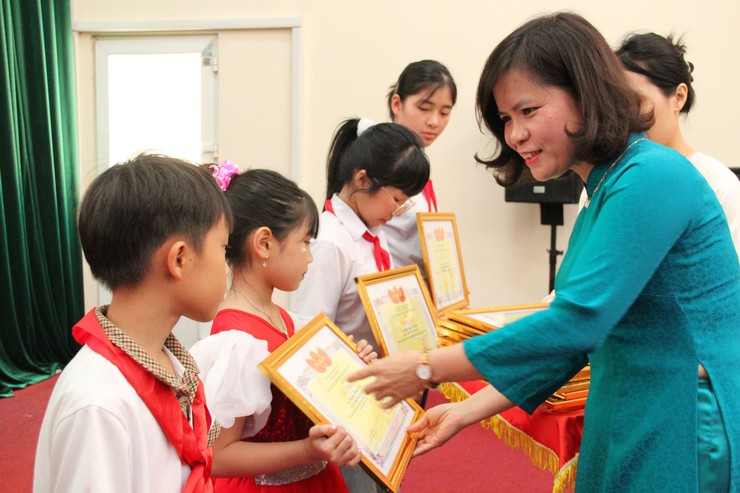 Xã Hòa Lạc tuyên dương khen thưởng, tặng quà thiếu nhi cho hơn 140 học sinh tiêu biểu năm học 2025 – 2026

- Ảnh 8.