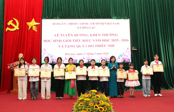 Xã Hòa Lạc tuyên dương khen thưởng, tặng quà thiếu nhi cho hơn 140 học sinh tiêu biểu năm học 2025 – 2026

- Ảnh 10.