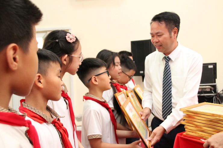 Xã Hòa Lạc tuyên dương khen thưởng, tặng quà thiếu nhi cho hơn 140 học sinh tiêu biểu năm học 2025 – 2026

- Ảnh 9.