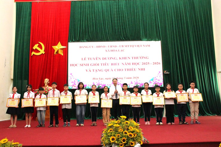 Xã Hòa Lạc tuyên dương khen thưởng, tặng quà thiếu nhi cho hơn 140 học sinh tiêu biểu năm học 2025 – 2026

- Ảnh 11.