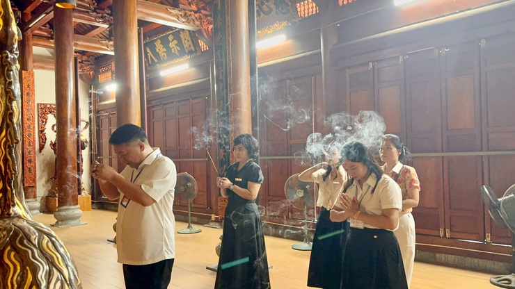 ĐOÀN LÃNH ĐẠO XÃ BÌNH MINH DÂNG HƯƠNG, CHÚC MỪNG ĐẠI LỄ PHẬT ĐẢN TẠI CHÙA VŨ LĂNG- Ảnh 1.