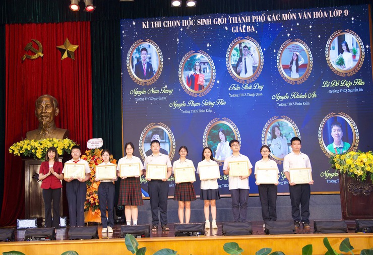 Lễ tuyên dương học sinh giỏi tiêu biểu phường Hoàn Kiếm năm học 2025-2026- Ảnh 4.