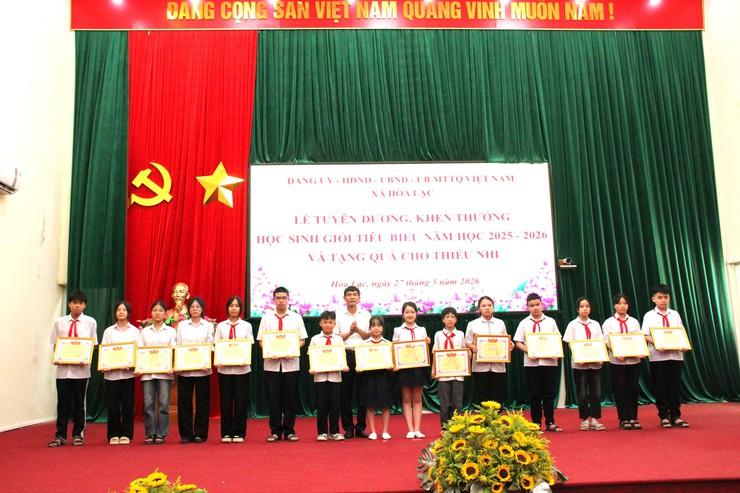 Xã Hòa Lạc tuyên dương khen thưởng, tặng quà thiếu nhi cho hơn 140 học sinh tiêu biểu năm học 2025 – 2026

- Ảnh 13.