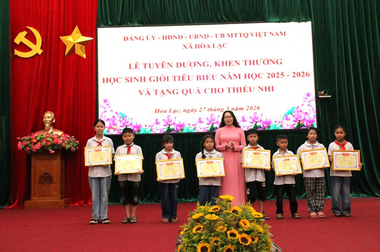 Xã Hòa Lạc tuyên dương khen thưởng, tặng quà thiếu nhi cho hơn 140 học sinh tiêu biểu năm học 2025 – 2026

- Ảnh 14.
