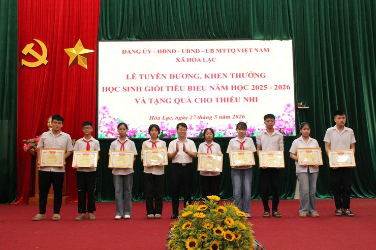 Xã Hòa Lạc tuyên dương khen thưởng, tặng quà thiếu nhi cho hơn 140 học sinh tiêu biểu năm học 2025 – 2026

- Ảnh 12.