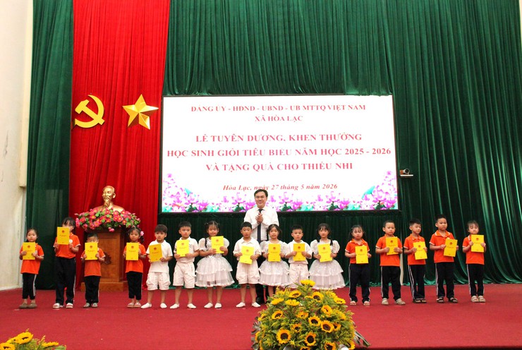 Xã Hòa Lạc tuyên dương khen thưởng, tặng quà thiếu nhi cho hơn 140 học sinh tiêu biểu năm học 2025 – 2026

- Ảnh 15.