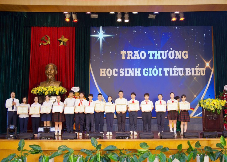 Lễ tuyên dương học sinh giỏi tiêu biểu phường Hoàn Kiếm năm học 2025-2026- Ảnh 5.