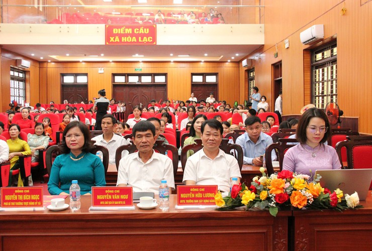 Xã Hòa Lạc tuyên dương khen thưởng, tặng quà thiếu nhi cho hơn 140 học sinh tiêu biểu năm học 2025 – 2026

- Ảnh 2.