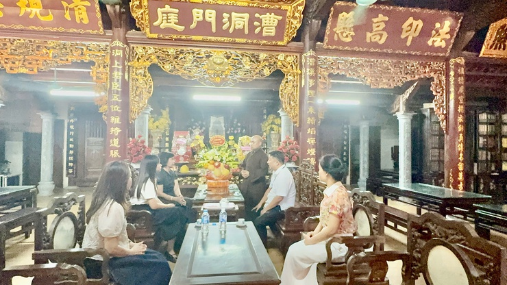 ĐOÀN LÃNH ĐẠO XÃ BÌNH MINH DÂNG HƯƠNG, CHÚC MỪNG ĐẠI LỄ PHẬT ĐẢN TẠI CHÙA VŨ LĂNG- Ảnh 2.