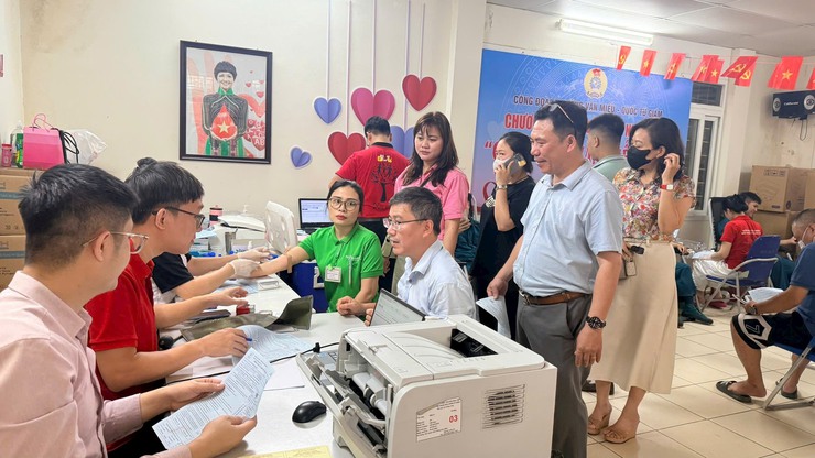 HƠN 200 ĐOÀN VIÊN, NGƯỜI LAO ĐỘNG PHƯỜNG VĂN MIẾU - QUỐC TỬ GIÁM TRAO GIỌT HỒNG YÊU THƯƠNG- Ảnh 1.