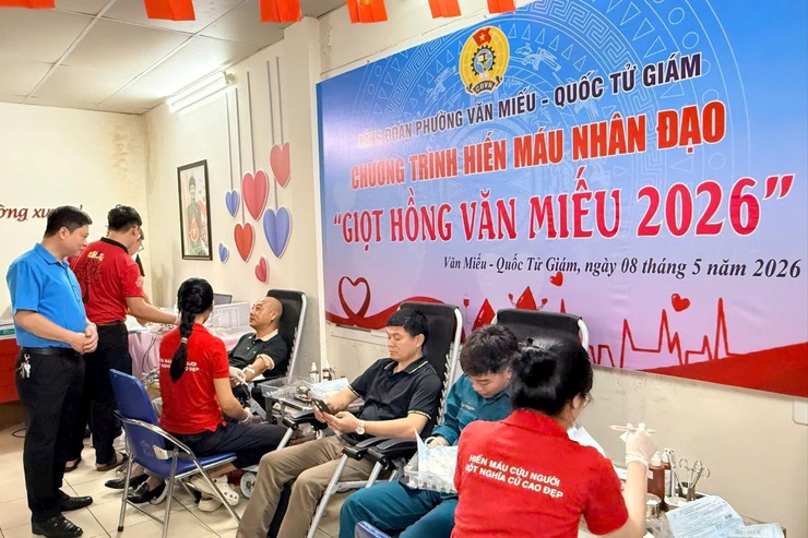 HƠN 200 ĐOÀN VIÊN, NGƯỜI LAO ĐỘNG PHƯỜNG VĂN MIẾU - QUỐC TỬ GIÁM TRAO GIỌT HỒNG YÊU THƯƠNG- Ảnh 2.