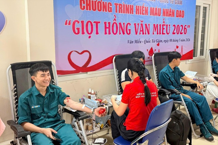 HƠN 200 ĐOÀN VIÊN, NGƯỜI LAO ĐỘNG PHƯỜNG VĂN MIẾU - QUỐC TỬ GIÁM TRAO GIỌT HỒNG YÊU THƯƠNG- Ảnh 3.