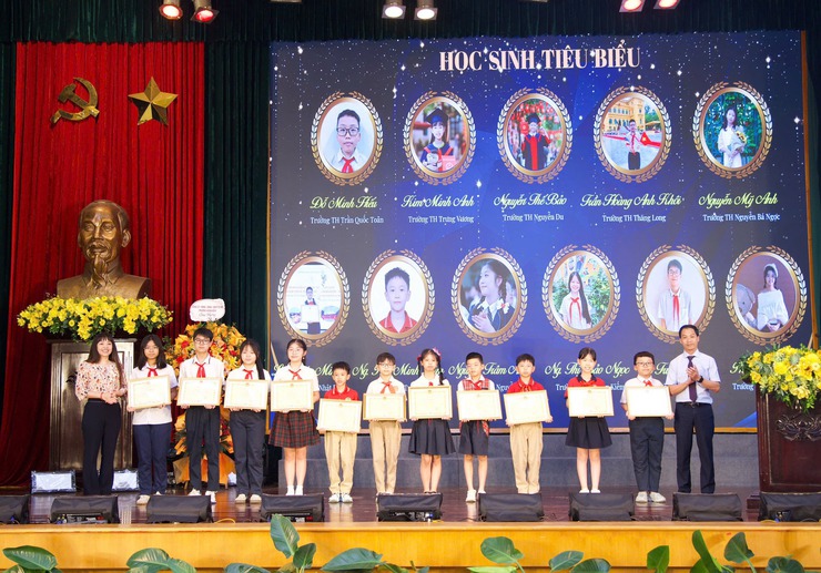 Lễ tuyên dương học sinh giỏi tiêu biểu phường Hoàn Kiếm năm học 2025-2026- Ảnh 6.