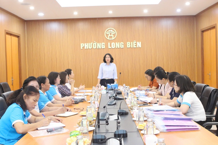 Hội Liên hiệp phụ nữ Thành phố Hà Nội kiểm tra việc thực hiện Điều lệ Hội tại Hội LHPN phường Long Biên- Ảnh 4.