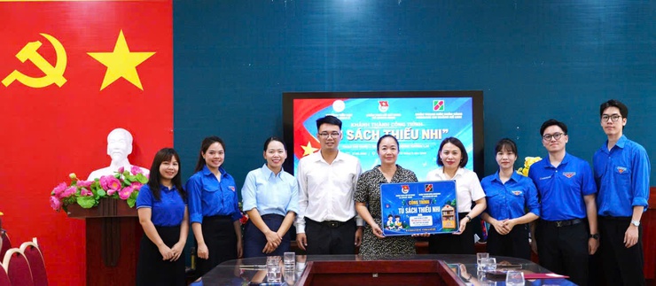 Sôi nổi khánh thành “Tủ sách Thiếu nhi” và “Đường cờ Thanh niên – Tuyến đường không rác” tại xã Quang Minh- Ảnh 1.