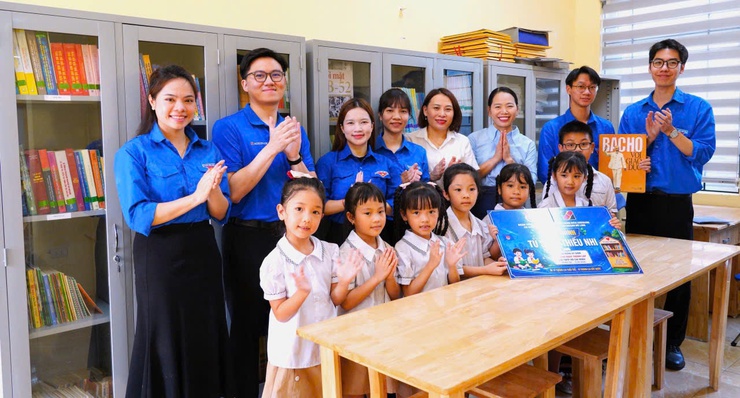 Sôi nổi khánh thành “Tủ sách Thiếu nhi” và “Đường cờ Thanh niên – Tuyến đường không rác” tại xã Quang Minh- Ảnh 2.