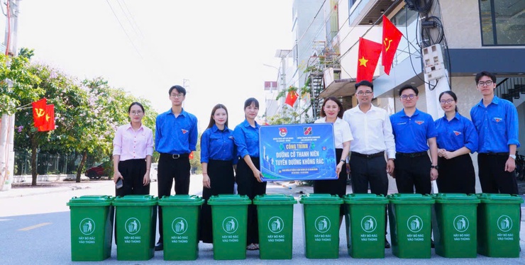 Sôi nổi khánh thành “Tủ sách Thiếu nhi” và “Đường cờ Thanh niên – Tuyến đường không rác” tại xã Quang Minh- Ảnh 3.