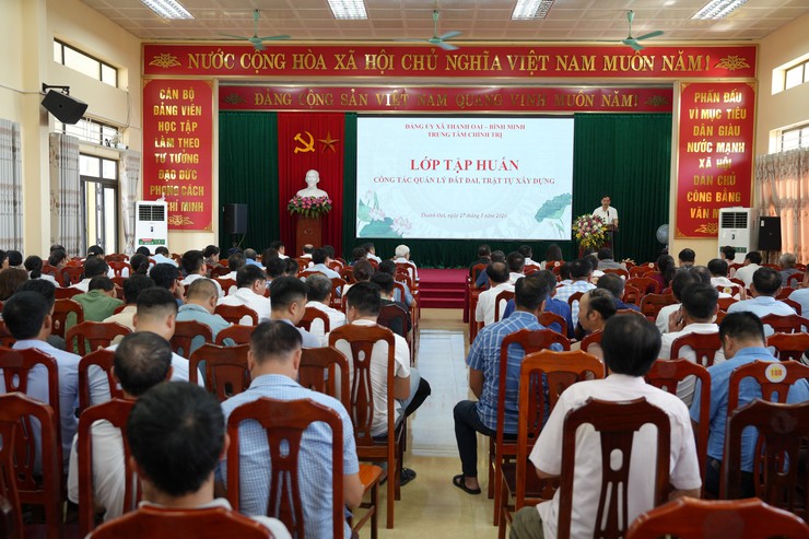 Gần 100 cán bộ xã Thanh Oai được tập huấn công tác quản lý đất đai, trật tự xây dựng- Ảnh 3.