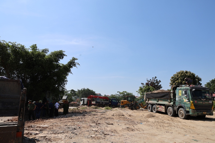 Tam Hưng kiên quyết xử lý vi phạm đất đai, trật tự xây dựng: Người dân đồng thuận, chủ động tháo dỡ công trình vi phạm- Ảnh 3.