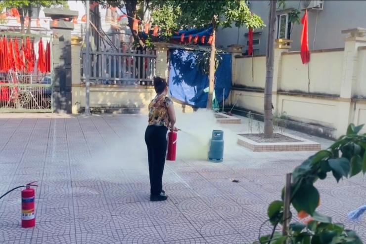 Hội nghị tuyên truyền các kiến thức, kỹ năng về PCCC và CNCH cho Nhân dân trên địa bàn các thôn Thạch Thán- Ảnh 7.
