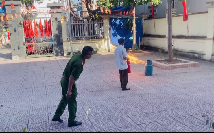 Hội nghị tuyên truyền các kiến thức, kỹ năng về PCCC và CNCH cho Nhân dân trên địa bàn các thôn Thạch Thán- Ảnh 8.