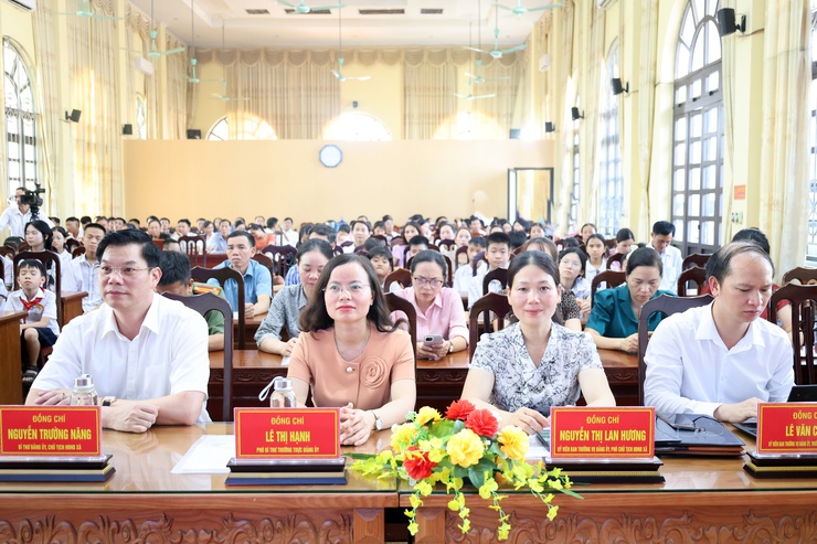 Quảng Bị: Phát động “Tháng hành động vì trẻ em” năm 2026, tuyên dương, khen thưởng học sinh giỏi tiêu biểu năm học 2025-2026- Ảnh 2.