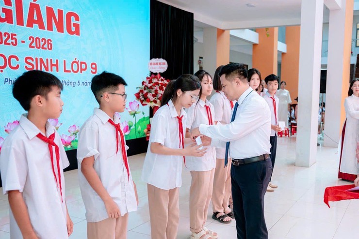 Phúc Thọ: Các đồng chí lãnh đạo xã Phúc Thọ dự lễ bế giảng năm học 2025 – 2026 tại các trường THCS trên địa bàn- Ảnh 3.