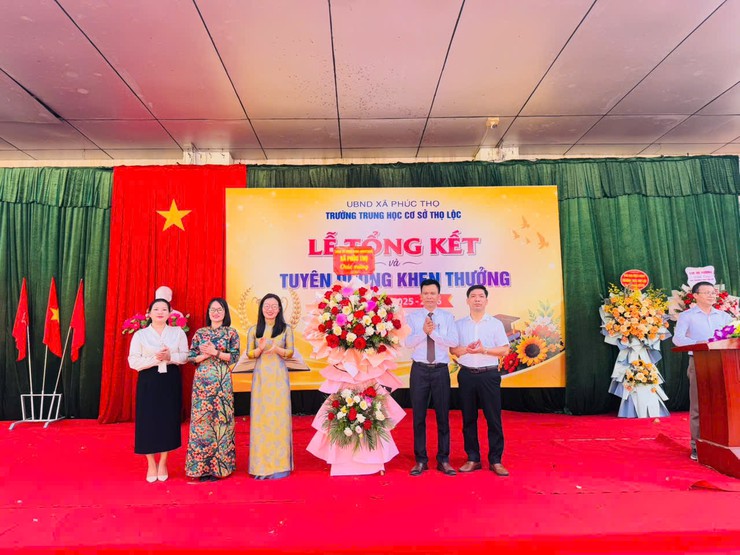 Phúc Thọ: Các đồng chí lãnh đạo xã Phúc Thọ dự lễ bế giảng năm học 2025 – 2026 tại các trường THCS trên địa bàn- Ảnh 1.