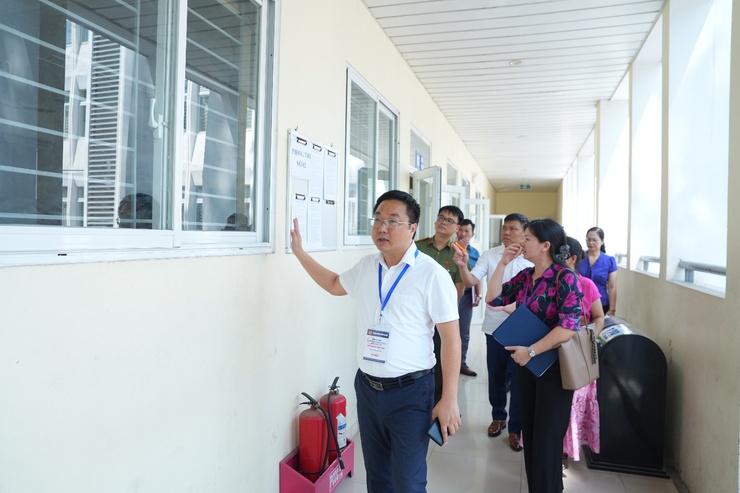 Đồng chí Nguyễn Ngọc Dũng - Phó Chủ tịch UBND xã kiểm tra công tác chuẩn bị kỳ thi vào lớp 10 THPT trên địa bàn xã Gia Lâm- Ảnh 5.